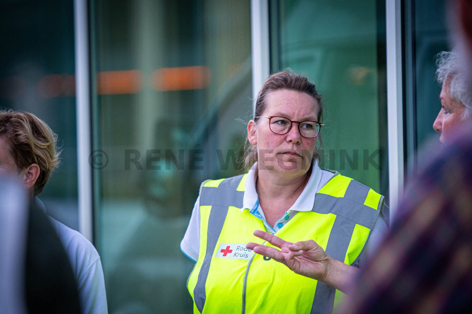 Achter de schermen van het ATLAS Theater in Emmen is door onbekende oorzaak een brand uitgebroken. Al snel blijkt de brand zich snel uit te breiden en zijn er meerdere (ernstig) gewonden. De zaal zat tijdens het uitbreken van de brand vol, waardoor de ambulancedienst, politie, brandweer en het Rode Kruis intensief hebben moeten samenwerken. In deze oefening werd door de diensten de samenwerking geoefend, om beter voor bereid te zijn op een echt incident.