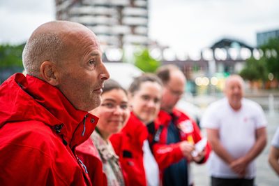 Achter de schermen van het ATLAS Theater in Emmen is door onbekende oorzaak een brand uitgebroken. Al snel blijkt de brand zich snel uit te breiden en zijn er meerdere (ernstig) gewonden. De zaal zat tijdens het uitbreken van de brand vol, waardoor de ambulancedienst, politie, brandweer en het Rode Kruis intensief hebben moeten samenwerken. In deze oefening werd door de diensten de samenwerking geoefend, om beter voor bereid te zijn op een echt incident.