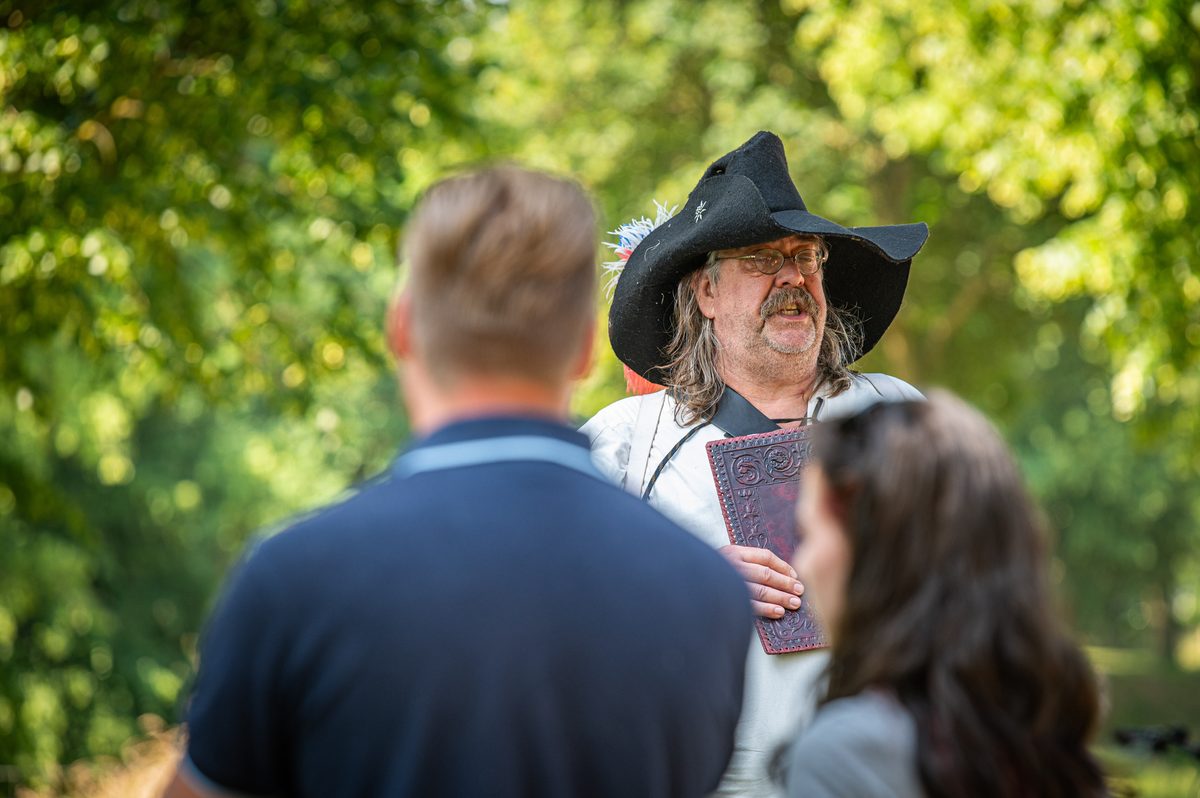 De Scutterie Sint Clemens is nog altijd op zoek naar piekeniers, musketieres en kannoniers. De demonstratie met kanon en musketten op het bastion op de stadswal in Steenswijk afgelopen zaterdag leverde helaas geen nieuwe leden voor de schutterij op. Daar hadden de leden op gehoopt.