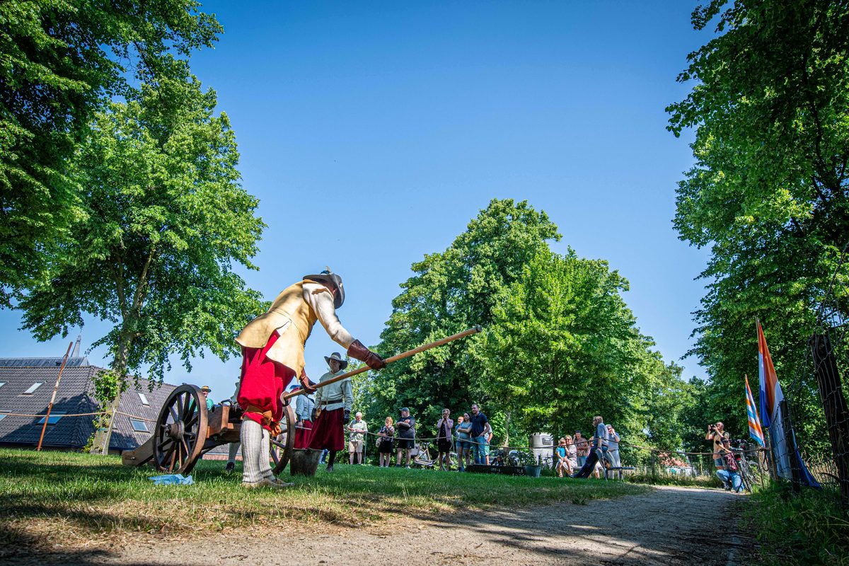 De Scutterie Sint Clemens is nog altijd op zoek naar piekeniers, musketieres en kannoniers. De demonstratie met kanon en musketten op het bastion op de stadswal in Steenswijk afgelopen zaterdag leverde helaas geen nieuwe leden voor de schutterij op. Daar hadden de leden op gehoopt.