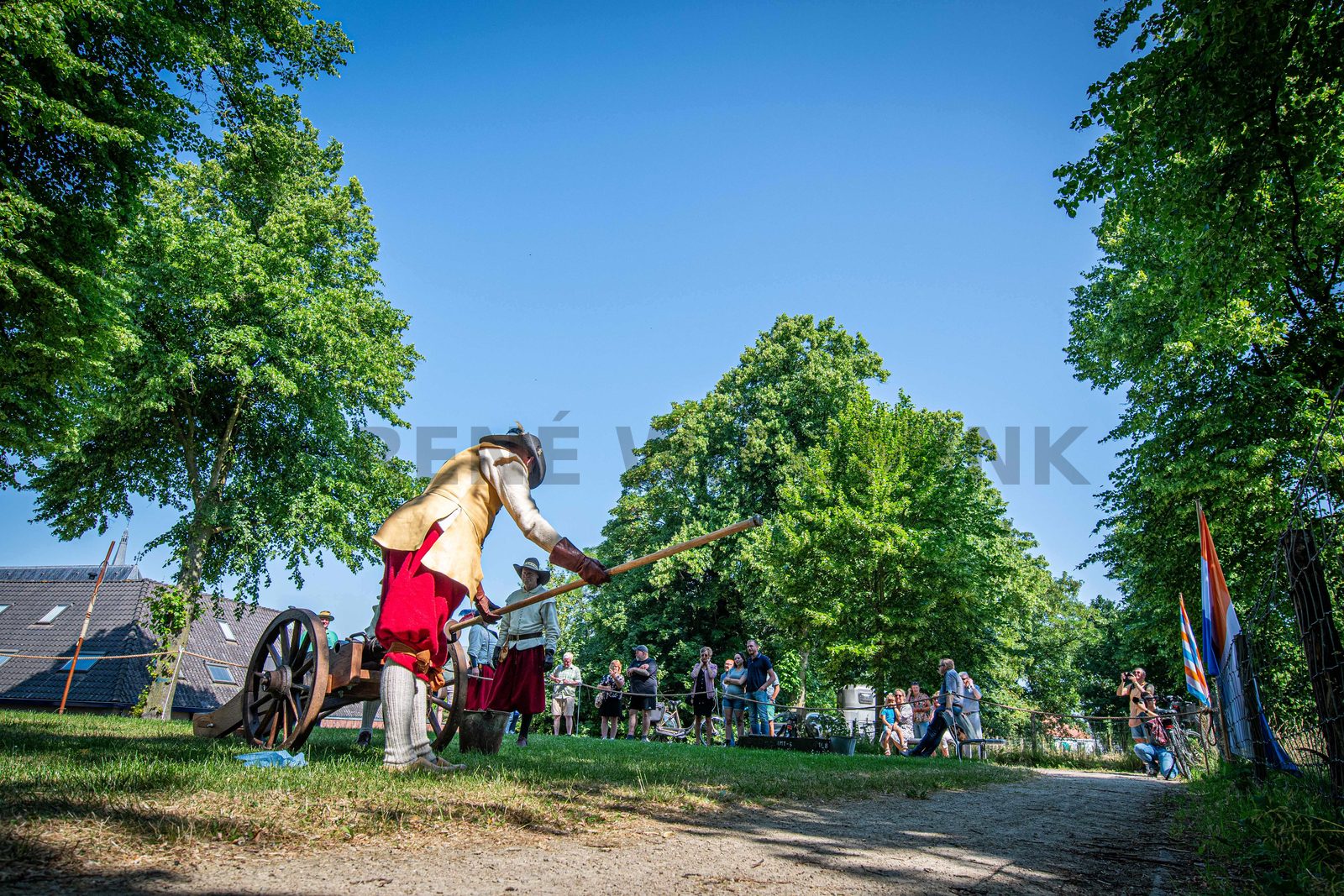 De Scutterie Sint Clemens is nog altijd op zoek naar piekeniers, musketieres en kannoniers. De demonstratie met kanon en musketten op het bastion op de stadswal in Steenswijk afgelopen zaterdag leverde helaas geen nieuwe leden voor de schutterij op. Daar hadden de leden op gehoopt.