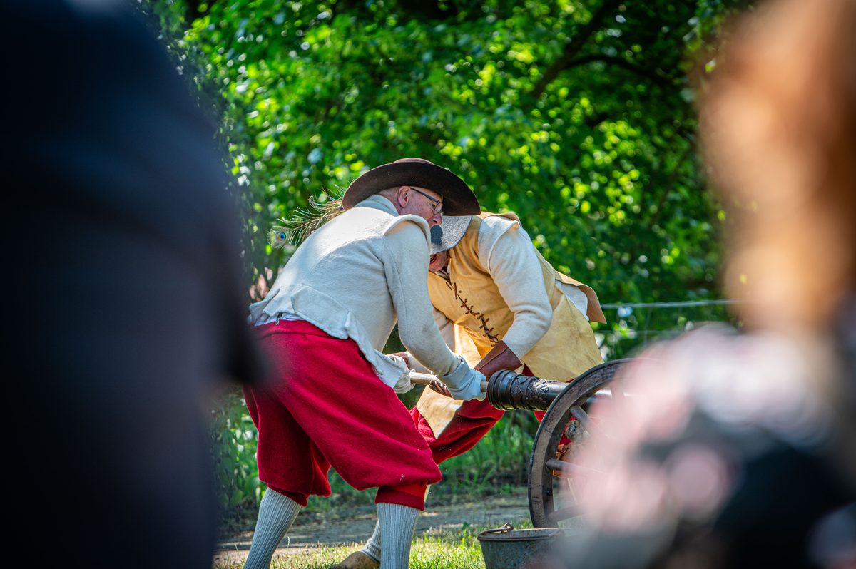 De Scutterie Sint Clemens is nog altijd op zoek naar piekeniers, musketieres en kannoniers. De demonstratie met kanon en musketten op het bastion op de stadswal in Steenswijk afgelopen zaterdag leverde helaas geen nieuwe leden voor de schutterij op. Daar hadden de leden op gehoopt.