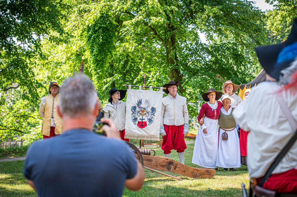 De Scutterie Sint Clemens is nog altijd op zoek naar piekeniers, musketieres en kannoniers. De demonstratie met kanon en musketten op het bastion op de stadswal in Steenswijk afgelopen zaterdag leverde helaas geen nieuwe leden voor de schutterij op. Daar hadden de leden op gehoopt.