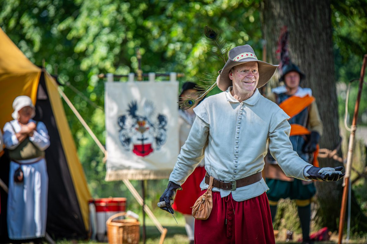 De Scutterie Sint Clemens is nog altijd op zoek naar piekeniers, musketieres en kannoniers. De demonstratie met kanon en musketten op het bastion op de stadswal in Steenswijk afgelopen zaterdag leverde helaas geen nieuwe leden voor de schutterij op. Daar hadden de leden op gehoopt.