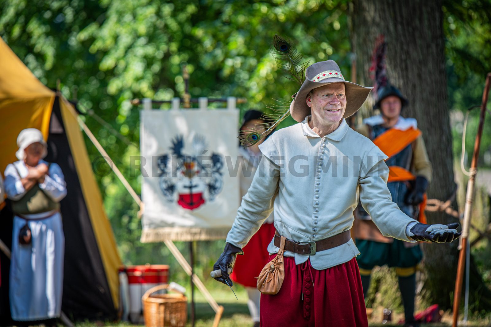 De Scutterie Sint Clemens is nog altijd op zoek naar piekeniers, musketieres en kannoniers. De demonstratie met kanon en musketten op het bastion op de stadswal in Steenswijk afgelopen zaterdag leverde helaas geen nieuwe leden voor de schutterij op. Daar hadden de leden op gehoopt.