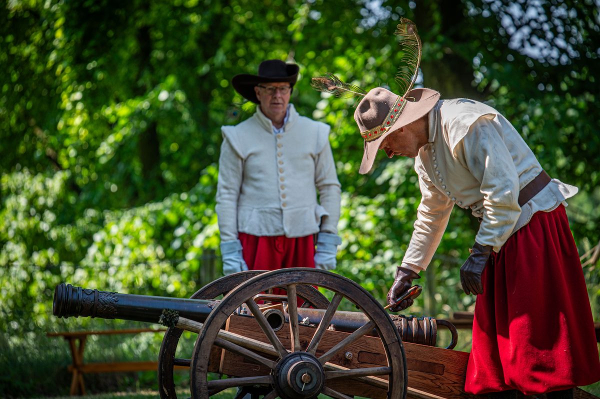 De Scutterie Sint Clemens is nog altijd op zoek naar piekeniers, musketieres en kannoniers. De demonstratie met kanon en musketten op het bastion op de stadswal in Steenswijk afgelopen zaterdag leverde helaas geen nieuwe leden voor de schutterij op. Daar hadden de leden op gehoopt.
