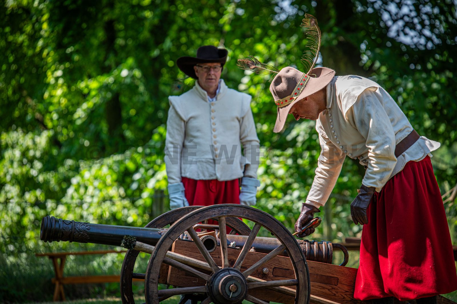 De Scutterie Sint Clemens is nog altijd op zoek naar piekeniers, musketieres en kannoniers. De demonstratie met kanon en musketten op het bastion op de stadswal in Steenswijk afgelopen zaterdag leverde helaas geen nieuwe leden voor de schutterij op. Daar hadden de leden op gehoopt.