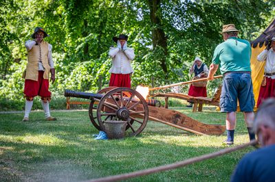 De Scutterie Sint Clemens is nog altijd op zoek naar piekeniers, musketieres en kannoniers. De demonstratie met kanon en musketten op het bastion op de stadswal in Steenswijk afgelopen zaterdag leverde helaas geen nieuwe leden voor de schutterij op. Daar hadden de leden op gehoopt.