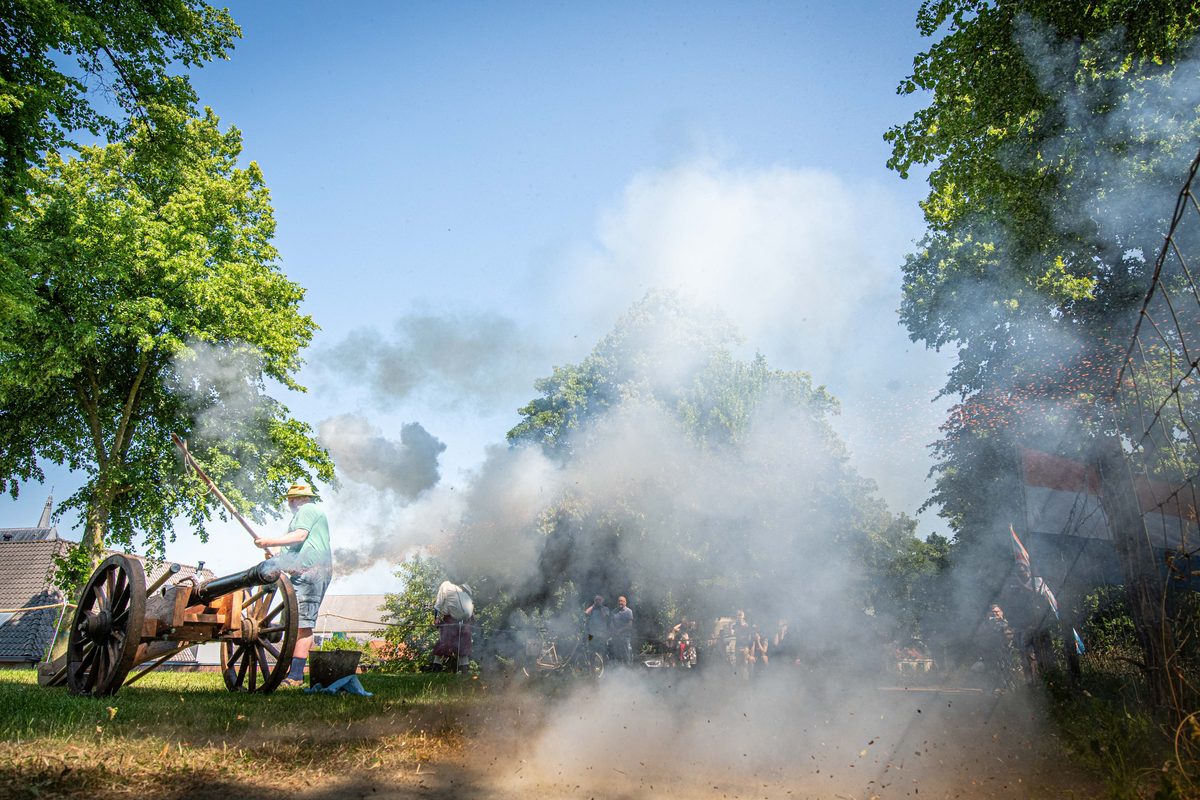De Scutterie Sint Clemens is nog altijd op zoek naar piekeniers, musketieres en kannoniers. De demonstratie met kanon en musketten op het bastion op de stadswal in Steenswijk afgelopen zaterdag leverde helaas geen nieuwe leden voor de schutterij op. Daar hadden de leden op gehoopt.