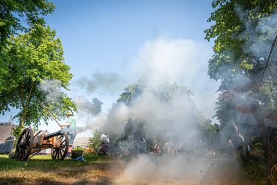 De Scutterie Sint Clemens is nog altijd op zoek naar piekeniers, musketieres en kannoniers. De demonstratie met kanon en musketten op het bastion op de stadswal in Steenswijk afgelopen zaterdag leverde helaas geen nieuwe leden voor de schutterij op. Daar hadden de leden op gehoopt.