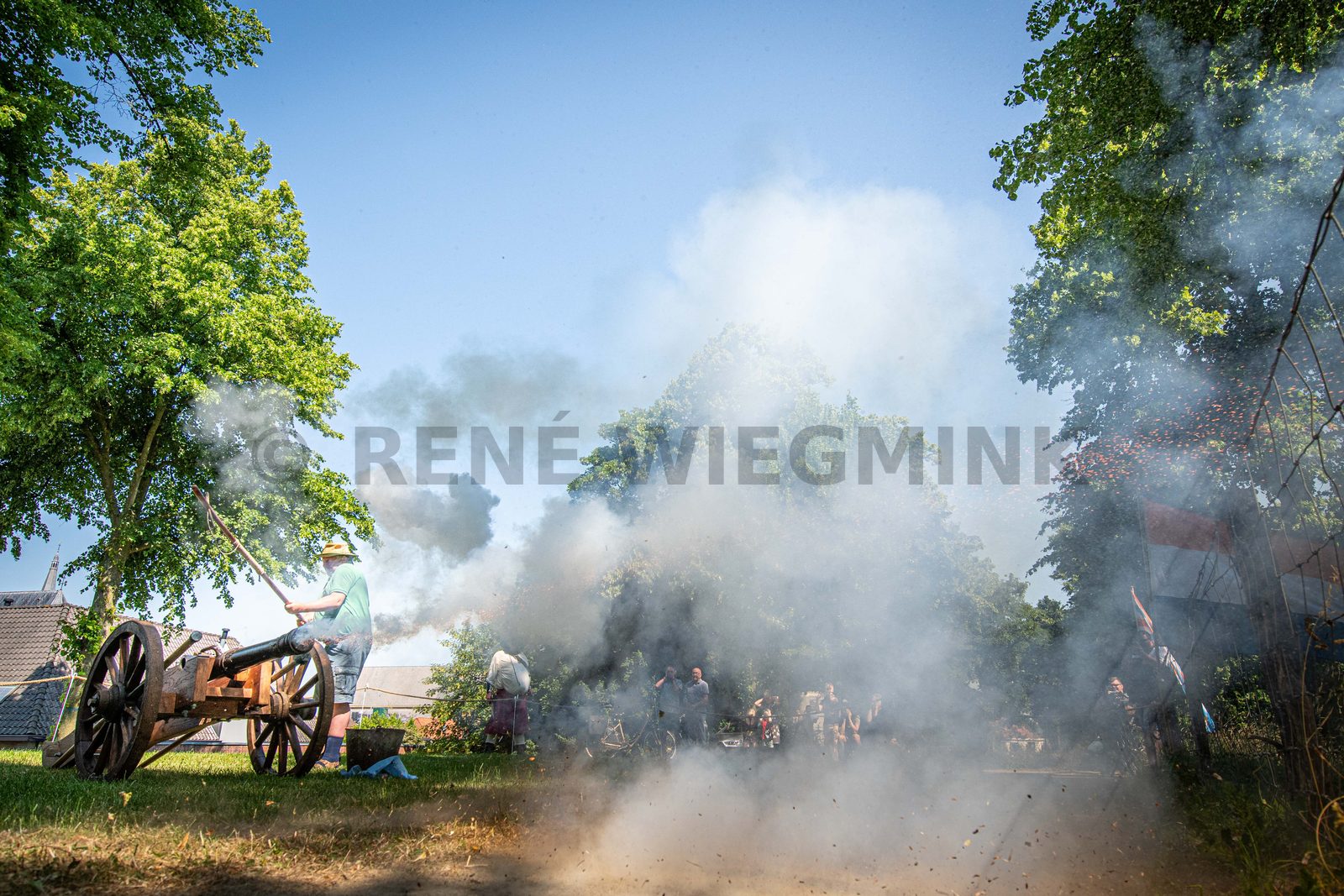 De Scutterie Sint Clemens is nog altijd op zoek naar piekeniers, musketieres en kannoniers. De demonstratie met kanon en musketten op het bastion op de stadswal in Steenswijk afgelopen zaterdag leverde helaas geen nieuwe leden voor de schutterij op. Daar hadden de leden op gehoopt.