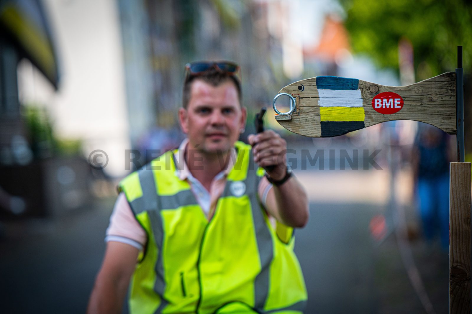 Blokzijl heeft het traditionele ringsteken met fraaie rijtuigen. Afgelopen zaterdag waren er geen koetsen en paarden, maar brommers en Solexen, waarmee de rijders gingen ringsteken.