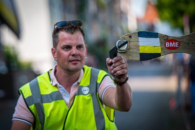 Blokzijl heeft het traditionele ringsteken met fraaie rijtuigen. Afgelopen zaterdag waren er geen koetsen en paarden, maar brommers en Solexen, waarmee de rijders gingen ringsteken.