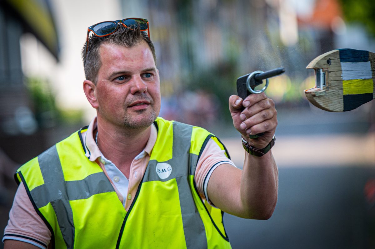 Blokzijl heeft het traditionele ringsteken met fraaie rijtuigen. Afgelopen zaterdag waren er geen koetsen en paarden, maar brommers en Solexen, waarmee de rijders gingen ringsteken.
