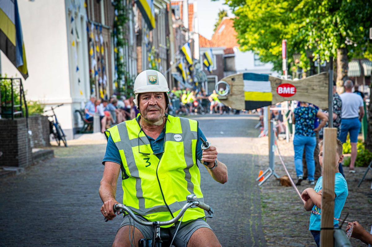 Blokzijl heeft het traditionele ringsteken met fraaie rijtuigen. Afgelopen zaterdag waren er geen koetsen en paarden, maar brommers en Solexen, waarmee de rijders gingen ringsteken.