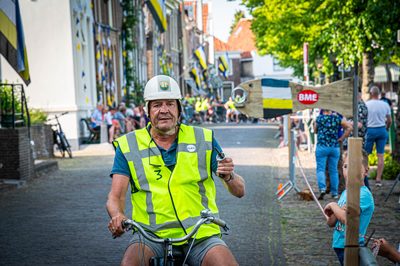 Blokzijl heeft het traditionele ringsteken met fraaie rijtuigen. Afgelopen zaterdag waren er geen koetsen en paarden, maar brommers en Solexen, waarmee de rijders gingen ringsteken.