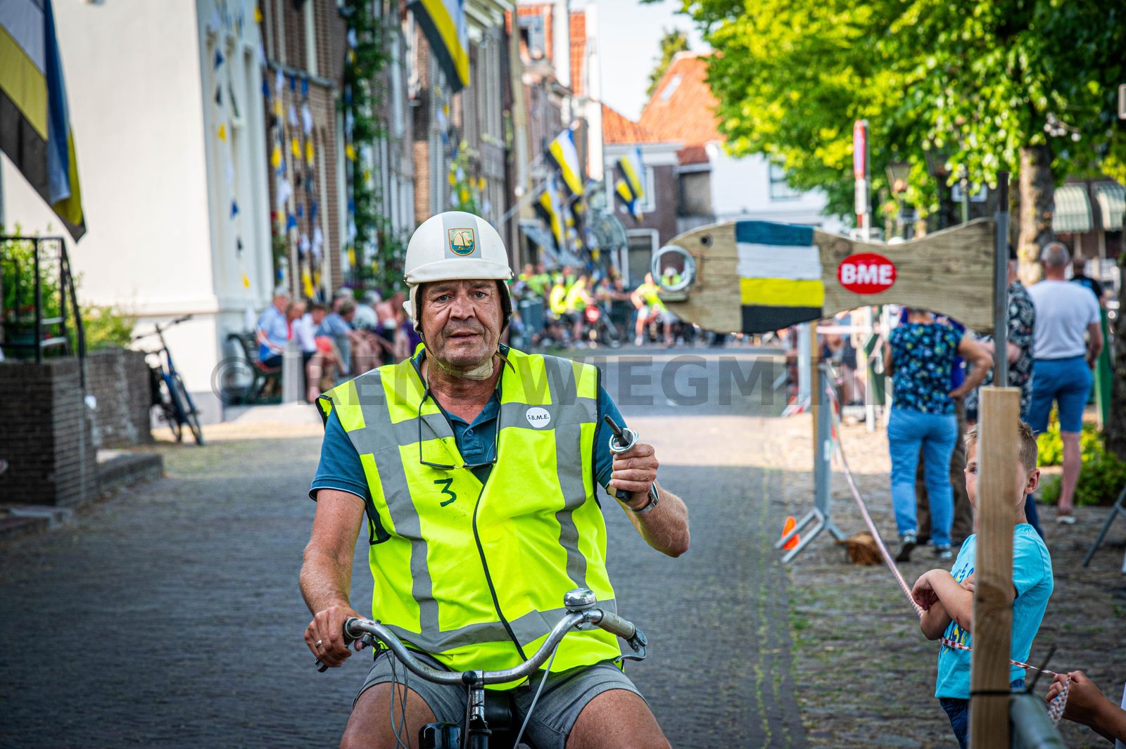 Blokzijl heeft het traditionele ringsteken met fraaie rijtuigen. Afgelopen zaterdag waren er geen koetsen en paarden, maar brommers en Solexen, waarmee de rijders gingen ringsteken.