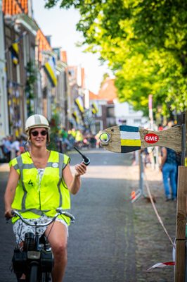 Blokzijl heeft het traditionele ringsteken met fraaie rijtuigen. Afgelopen zaterdag waren er geen koetsen en paarden, maar brommers en Solexen, waarmee de rijders gingen ringsteken.