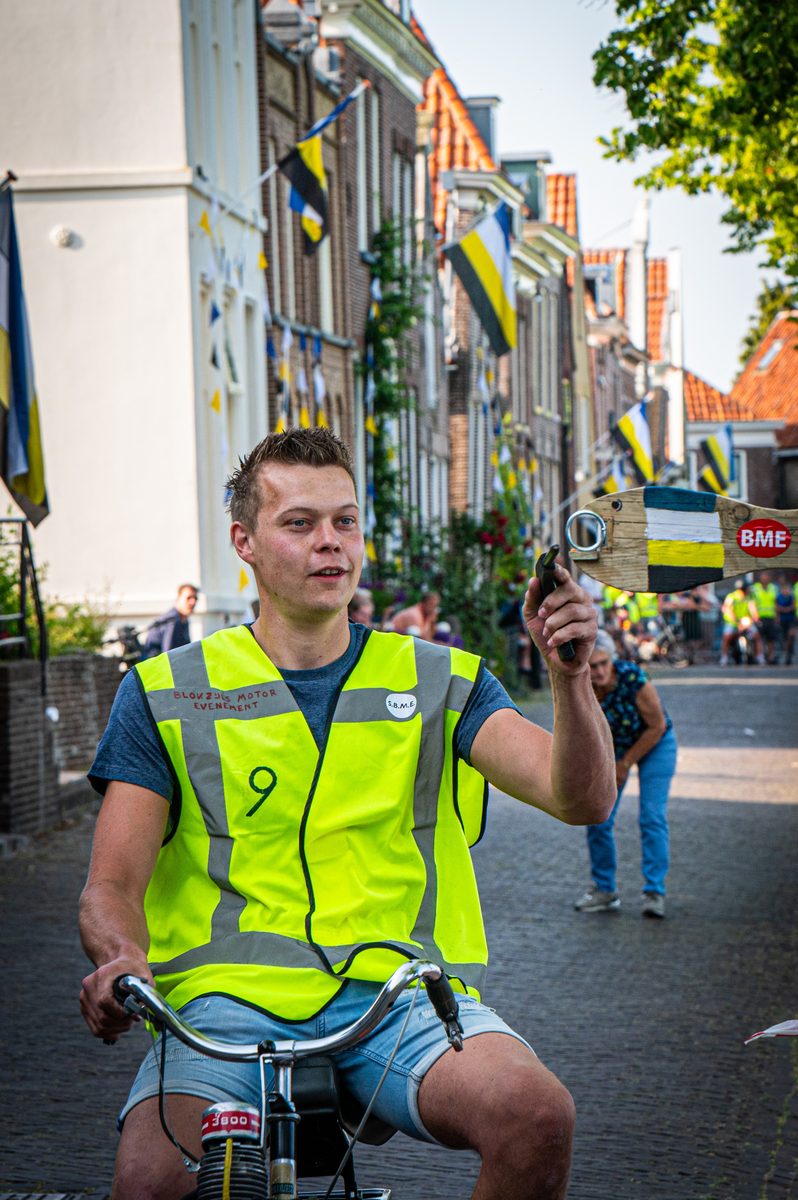Blokzijl heeft het traditionele ringsteken met fraaie rijtuigen. Afgelopen zaterdag waren er geen koetsen en paarden, maar brommers en Solexen, waarmee de rijders gingen ringsteken.