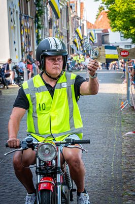 Blokzijl heeft het traditionele ringsteken met fraaie rijtuigen. Afgelopen zaterdag waren er geen koetsen en paarden, maar brommers en Solexen, waarmee de rijders gingen ringsteken.