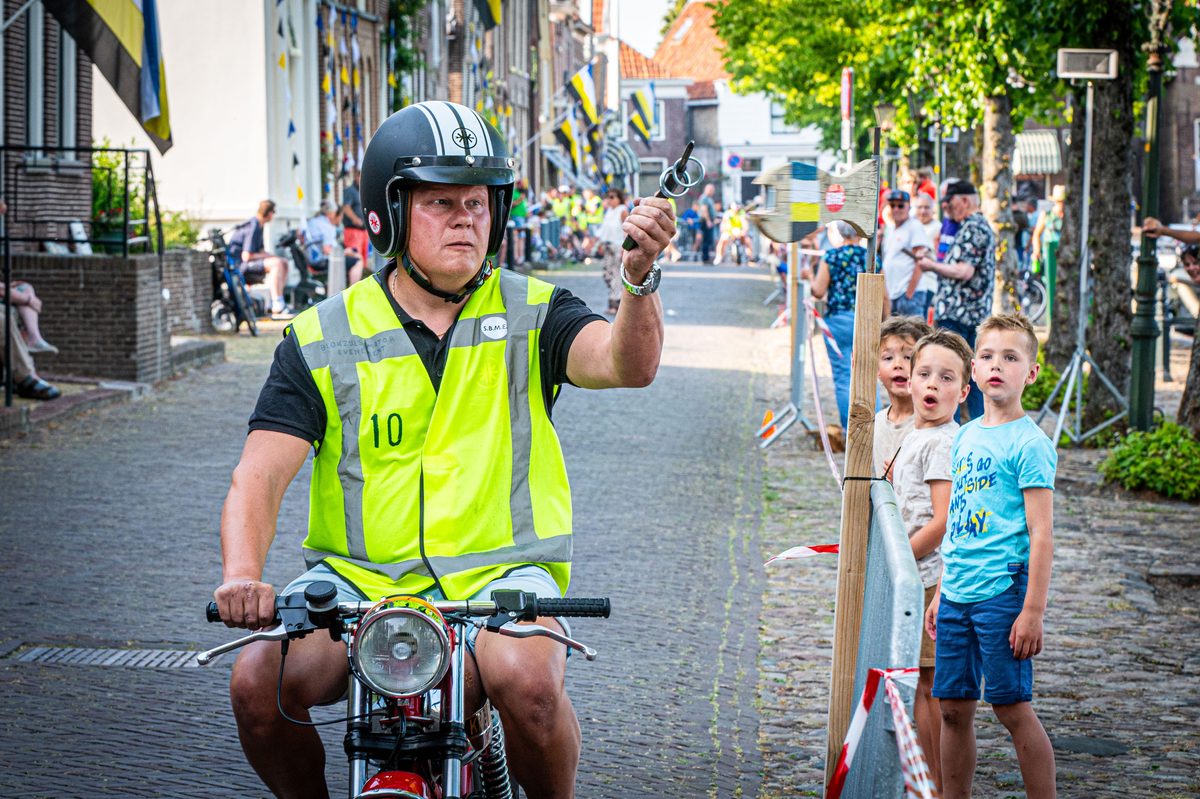 Blokzijl heeft het traditionele ringsteken met fraaie rijtuigen. Afgelopen zaterdag waren er geen koetsen en paarden, maar brommers en Solexen, waarmee de rijders gingen ringsteken.
