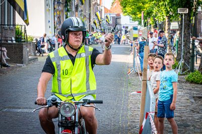 Blokzijl heeft het traditionele ringsteken met fraaie rijtuigen. Afgelopen zaterdag waren er geen koetsen en paarden, maar brommers en Solexen, waarmee de rijders gingen ringsteken.