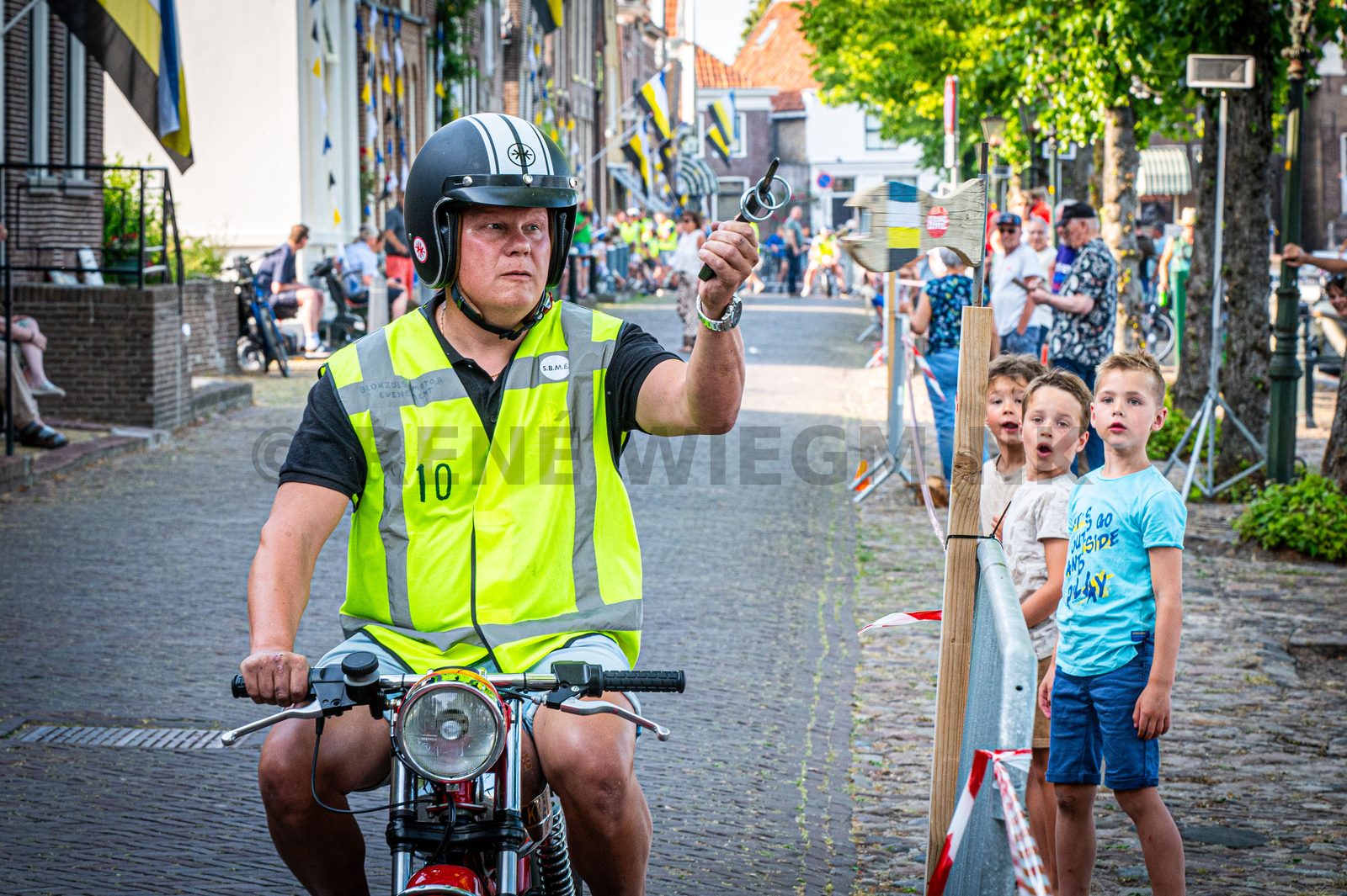 Blokzijl heeft het traditionele ringsteken met fraaie rijtuigen. Afgelopen zaterdag waren er geen koetsen en paarden, maar brommers en Solexen, waarmee de rijders gingen ringsteken.
