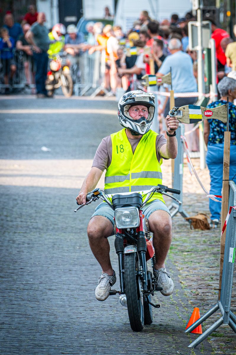 Blokzijl heeft het traditionele ringsteken met fraaie rijtuigen. Afgelopen zaterdag waren er geen koetsen en paarden, maar brommers en Solexen, waarmee de rijders gingen ringsteken.