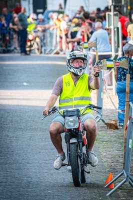 Blokzijl heeft het traditionele ringsteken met fraaie rijtuigen. Afgelopen zaterdag waren er geen koetsen en paarden, maar brommers en Solexen, waarmee de rijders gingen ringsteken.