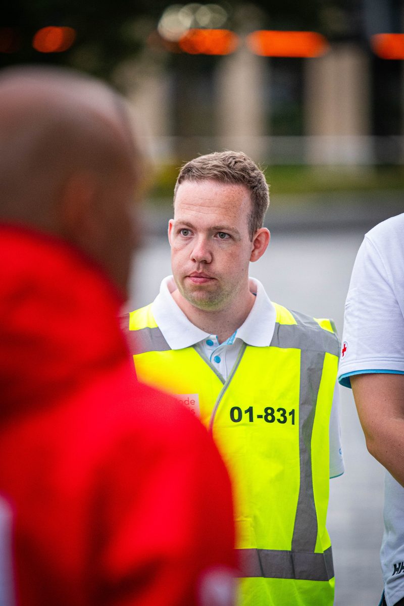 Achter de schermen van het ATLAS Theater in Emmen is door onbekende oorzaak een brand uitgebroken. Al snel blijkt de brand zich snel uit te breiden en zijn er meerdere (ernstig) gewonden. De zaal zat tijdens het uitbreken van de brand vol, waardoor de ambulancedienst, politie, brandweer en het Rode Kruis intensief hebben moeten samenwerken. In deze oefening werd door de diensten de samenwerking geoefend, om beter voor bereid te zijn op een echt incident.