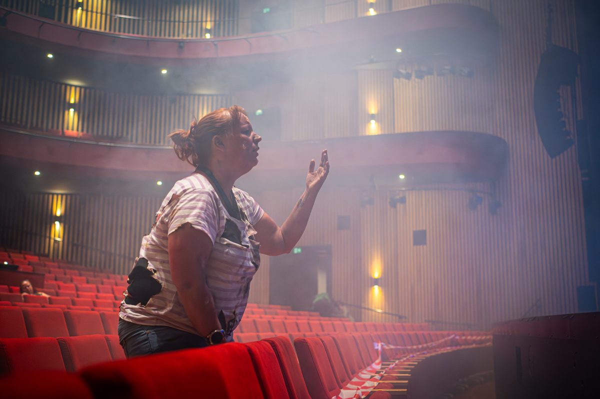 Achter de schermen van het ATLAS Theater in Emmen is door onbekende oorzaak een brand uitgebroken. Al snel blijkt de brand zich snel uit te breiden en zijn er meerdere (ernstig) gewonden. De zaal zat tijdens het uitbreken van de brand vol, waardoor de ambulancedienst, politie, brandweer en het Rode Kruis intensief hebben moeten samenwerken. In deze oefening werd door de diensten de samenwerking geoefend, om beter voor bereid te zijn op een echt incident.