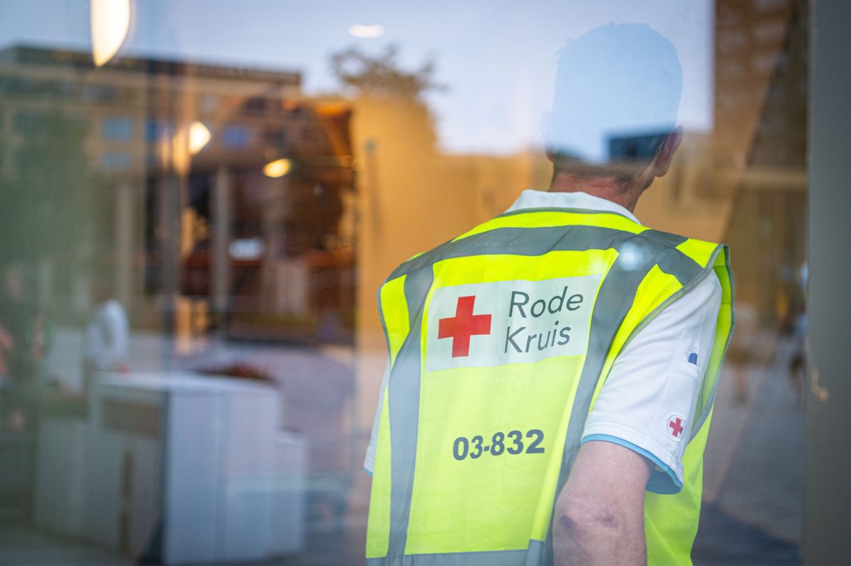 Achter de schermen van het ATLAS Theater in Emmen is door onbekende oorzaak een brand uitgebroken. Al snel blijkt de brand zich snel uit te breiden en zijn er meerdere (ernstig) gewonden. De zaal zat tijdens het uitbreken van de brand vol, waardoor de ambulancedienst, politie, brandweer en het Rode Kruis intensief hebben moeten samenwerken. In deze oefening werd door de diensten de samenwerking geoefend, om beter voor bereid te zijn op een echt incident.
