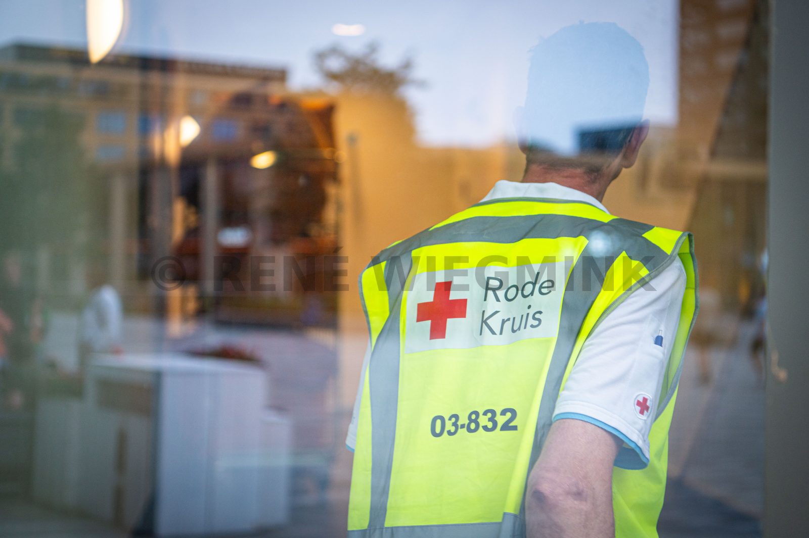 Achter de schermen van het ATLAS Theater in Emmen is door onbekende oorzaak een brand uitgebroken. Al snel blijkt de brand zich snel uit te breiden en zijn er meerdere (ernstig) gewonden. De zaal zat tijdens het uitbreken van de brand vol, waardoor de ambulancedienst, politie, brandweer en het Rode Kruis intensief hebben moeten samenwerken. In deze oefening werd door de diensten de samenwerking geoefend, om beter voor bereid te zijn op een echt incident.