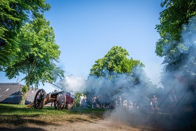 De Scutterie Sint Clemens is nog altijd op zoek naar piekeniers, musketieres en kannoniers. De demonstratie met kanon en musketten op het bastion op de stadswal in Steenswijk afgelopen zaterdag leverde helaas geen nieuwe leden voor de schutterij op. Daar hadden de leden op gehoopt.