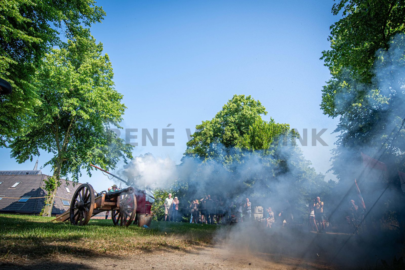 De Scutterie Sint Clemens is nog altijd op zoek naar piekeniers, musketieres en kannoniers. De demonstratie met kanon en musketten op het bastion op de stadswal in Steenswijk afgelopen zaterdag leverde helaas geen nieuwe leden voor de schutterij op. Daar hadden de leden op gehoopt.