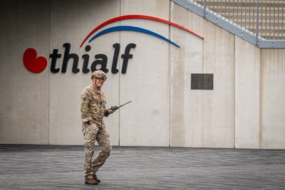 Een NH90-maritieme gevechtshelikopter van het 860 Squadron landt bij ijsstadion Thialf. De landing maakt deel uit van een meerdaagse militaire oefening van Defensie, waarbij militairen onder meer het ophalen van een gewonde trainen.