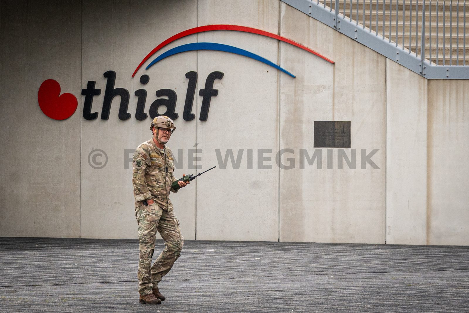 Een NH90-maritieme gevechtshelikopter van het 860 Squadron landt bij ijsstadion Thialf. De landing maakt deel uit van een meerdaagse militaire oefening van Defensie, waarbij militairen onder meer het ophalen van een gewonde trainen.