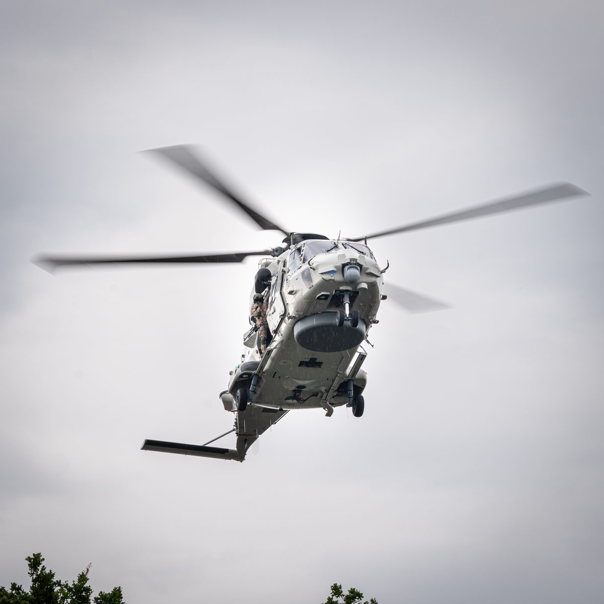 Een NH90-maritieme gevechtshelikopter van het 860 Squadron landt bij ijsstadion Thialf. De landing maakt deel uit van een meerdaagse militaire oefening van Defensie, waarbij militairen onder meer het ophalen van een gewonde trainen.