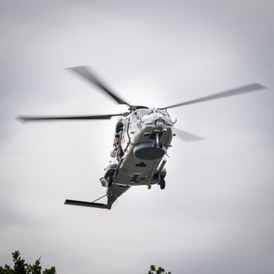 Een NH90-maritieme gevechtshelikopter van het 860 Squadron landt bij ijsstadion Thialf. De landing maakt deel uit van een meerdaagse militaire oefening van Defensie, waarbij militairen onder meer het ophalen van een gewonde trainen.