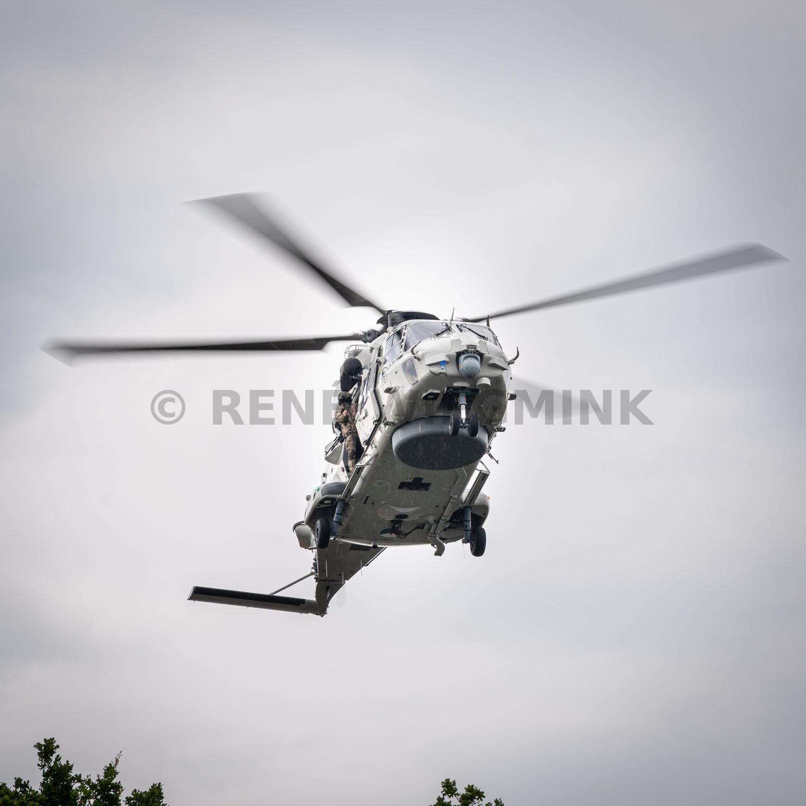 Een NH90-maritieme gevechtshelikopter van het 860 Squadron landt bij ijsstadion Thialf. De landing maakt deel uit van een meerdaagse militaire oefening van Defensie, waarbij militairen onder meer het ophalen van een gewonde trainen.