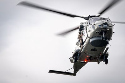 Een NH90-maritieme gevechtshelikopter van het 860 Squadron landt bij ijsstadion Thialf. De landing maakt deel uit van een meerdaagse militaire oefening van Defensie, waarbij militairen onder meer het ophalen van een gewonde trainen.