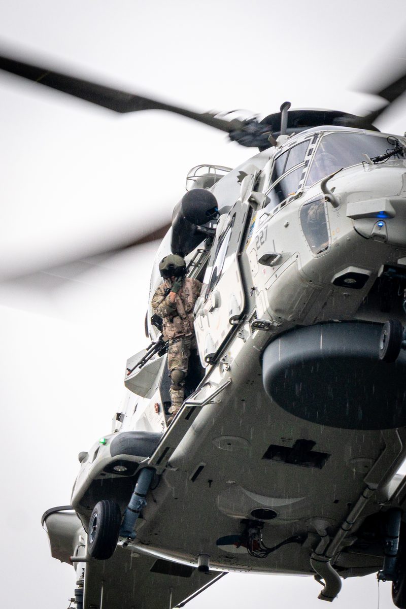 Een NH90-maritieme gevechtshelikopter van het 860 Squadron landt bij ijsstadion Thialf. De landing maakt deel uit van een meerdaagse militaire oefening van Defensie, waarbij militairen onder meer het ophalen van een gewonde trainen.