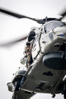 Een NH90-maritieme gevechtshelikopter van het 860 Squadron landt bij ijsstadion Thialf. De landing maakt deel uit van een meerdaagse militaire oefening van Defensie, waarbij militairen onder meer het ophalen van een gewonde trainen.
