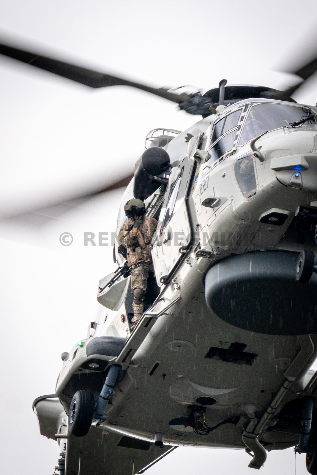 Een NH90-maritieme gevechtshelikopter van het 860 Squadron landt bij ijsstadion Thialf. De landing maakt deel uit van een meerdaagse militaire oefening van Defensie, waarbij militairen onder meer het ophalen van een gewonde trainen.