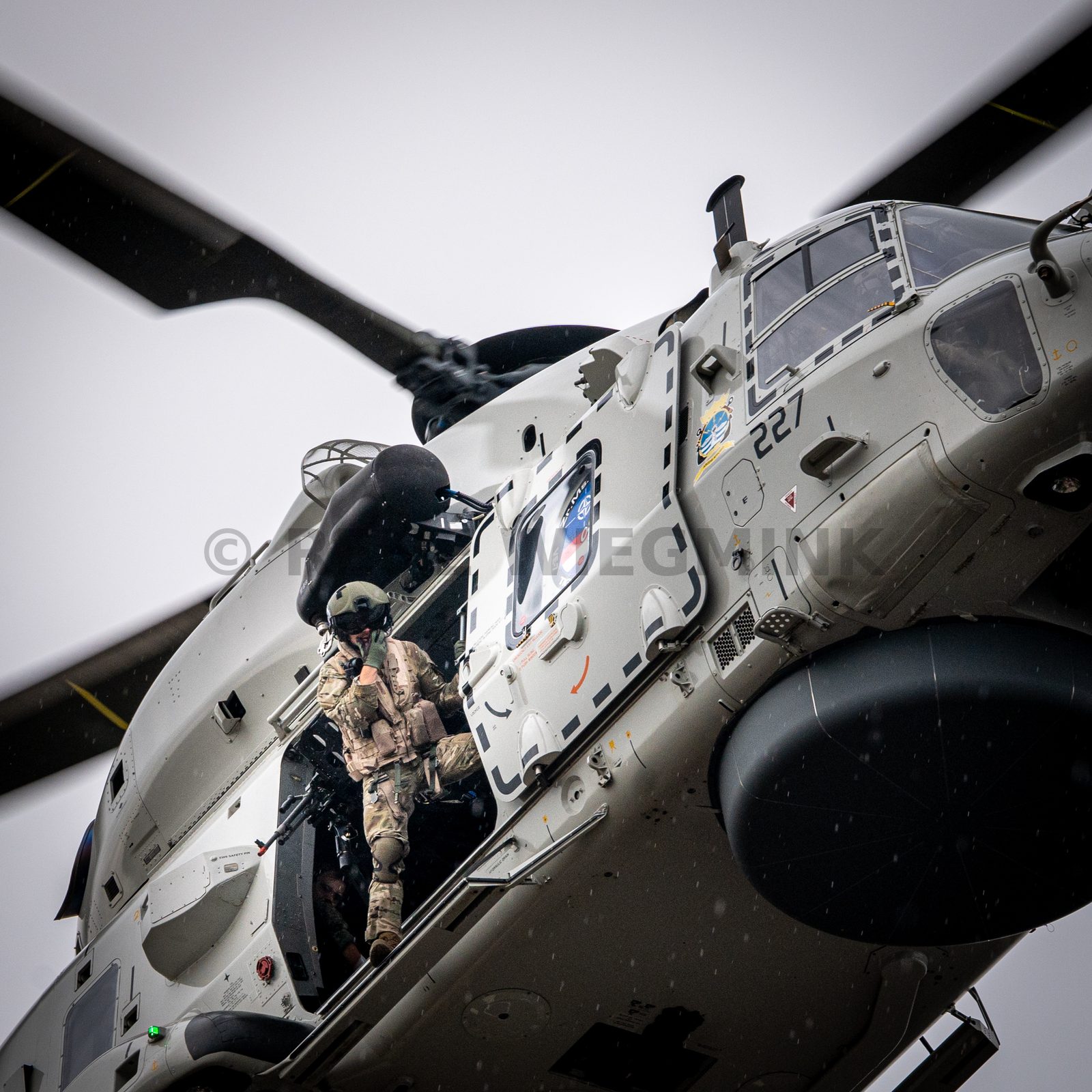 Een NH90-maritieme gevechtshelikopter van het 860 Squadron landt bij ijsstadion Thialf. De landing maakt deel uit van een meerdaagse militaire oefening van Defensie, waarbij militairen onder meer het ophalen van een gewonde trainen.