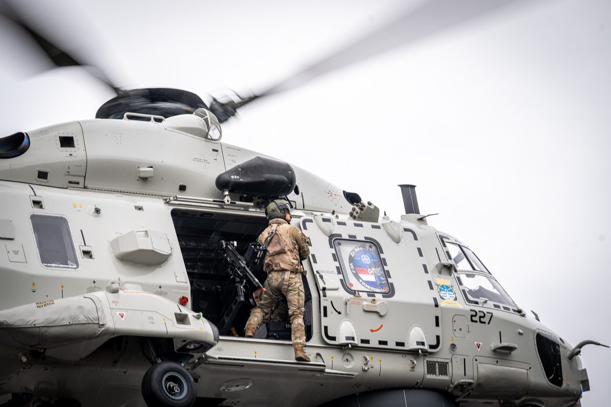 Een NH90-maritieme gevechtshelikopter van het 860 Squadron landt bij ijsstadion Thialf. De landing maakt deel uit van een meerdaagse militaire oefening van Defensie, waarbij militairen onder meer het ophalen van een gewonde trainen.
