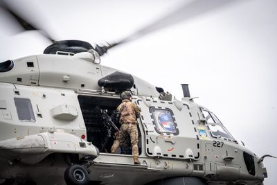 Een NH90-maritieme gevechtshelikopter van het 860 Squadron landt bij ijsstadion Thialf. De landing maakt deel uit van een meerdaagse militaire oefening van Defensie, waarbij militairen onder meer het ophalen van een gewonde trainen.