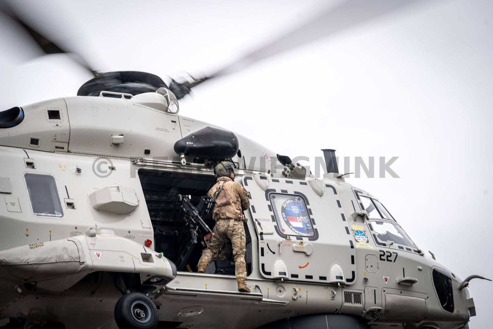 Een NH90-maritieme gevechtshelikopter van het 860 Squadron landt bij ijsstadion Thialf. De landing maakt deel uit van een meerdaagse militaire oefening van Defensie, waarbij militairen onder meer het ophalen van een gewonde trainen.
