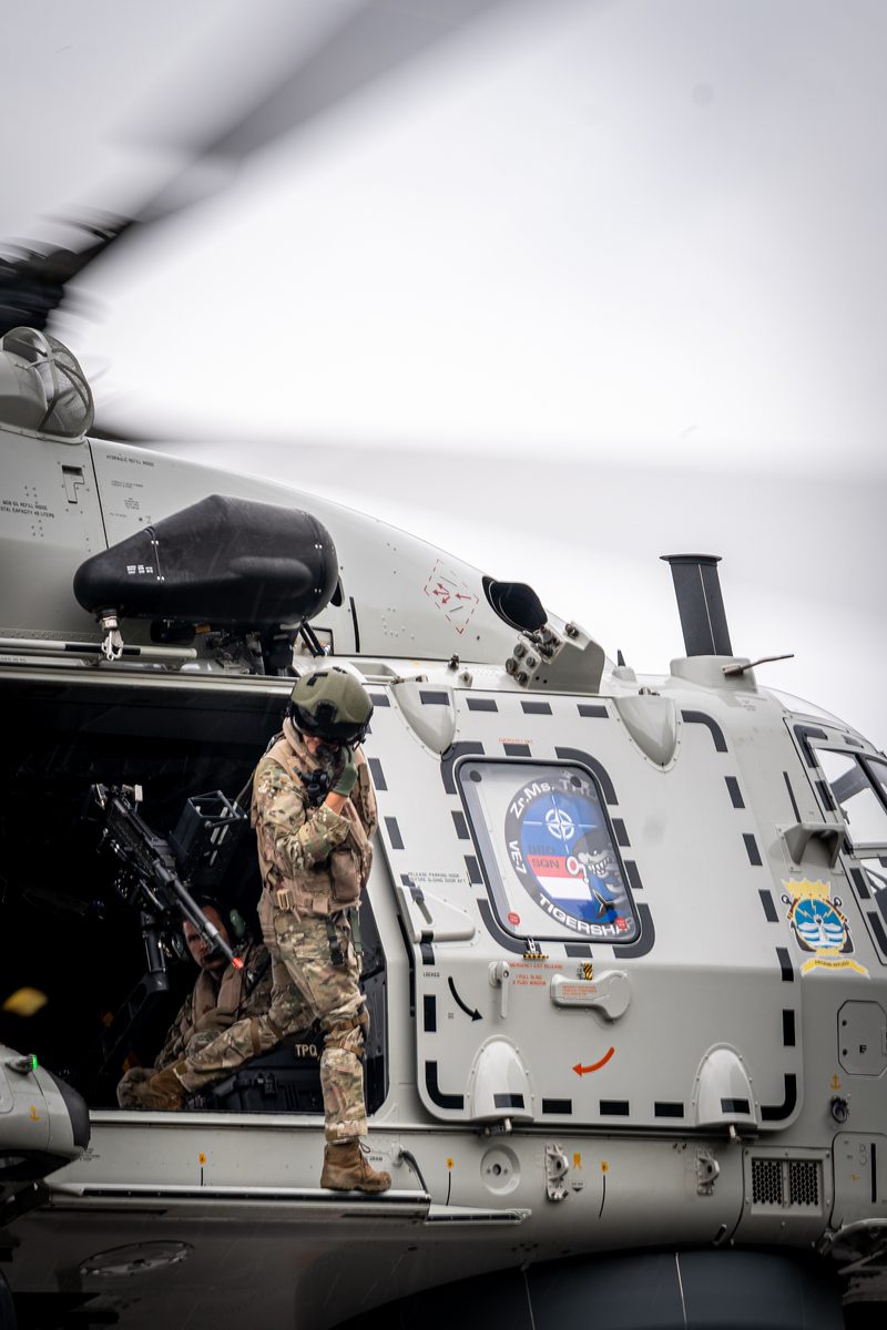 Een NH90-maritieme gevechtshelikopter van het 860 Squadron landt bij ijsstadion Thialf. De landing maakt deel uit van een meerdaagse militaire oefening van Defensie, waarbij militairen onder meer het ophalen van een gewonde trainen.