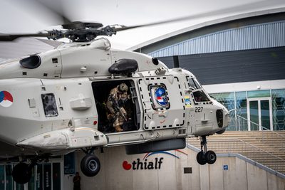 Een NH90-maritieme gevechtshelikopter van het 860 Squadron landt bij ijsstadion Thialf. De landing maakt deel uit van een meerdaagse militaire oefening van Defensie, waarbij militairen onder meer het ophalen van een gewonde trainen.